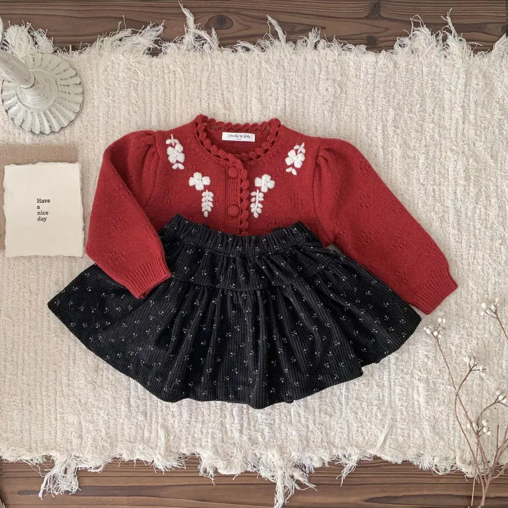 赤いカーディガンと黒のサスペンダースカート(花刺繍とフレア)