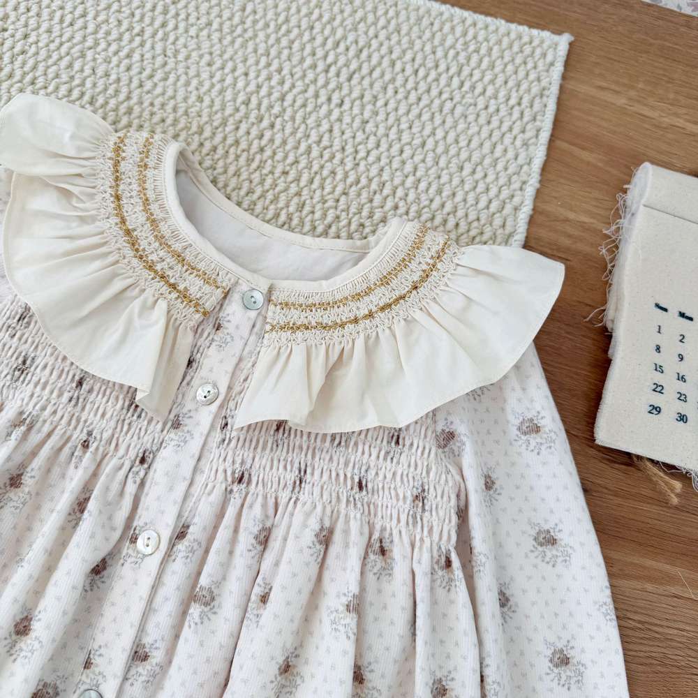 長袖小花柄ワンピース、フリル襟とゴールドのスモッキング刺繍、前ボタン