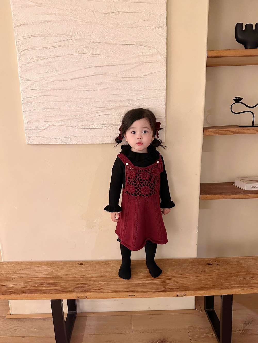 子ども用 長袖フリルネックニット:黒の長袖、ボルドーのフリルヘム付き