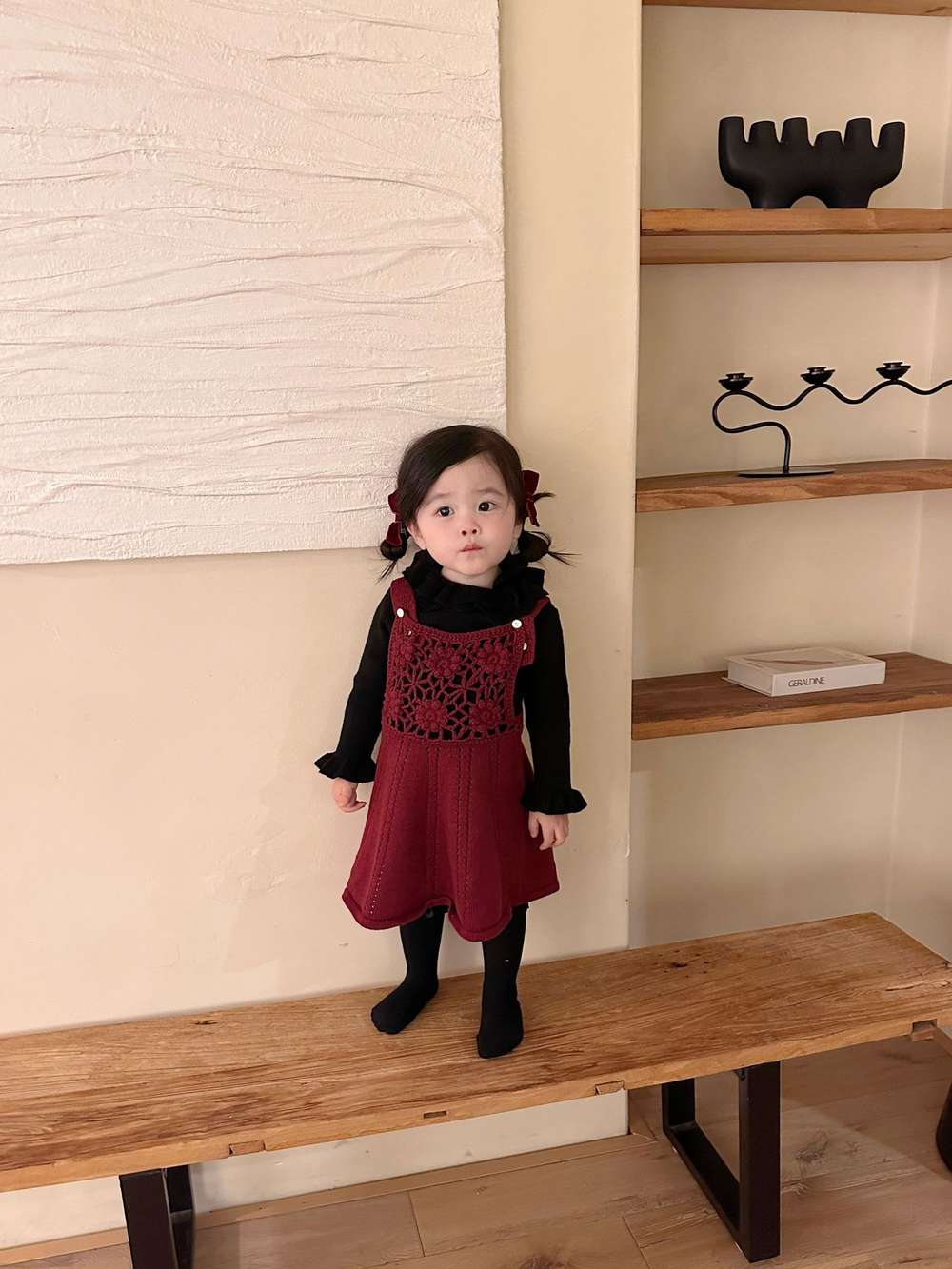 子ども用 長袖フリルネックニット:黒の長袖、ボルドーのラッフル前身頃