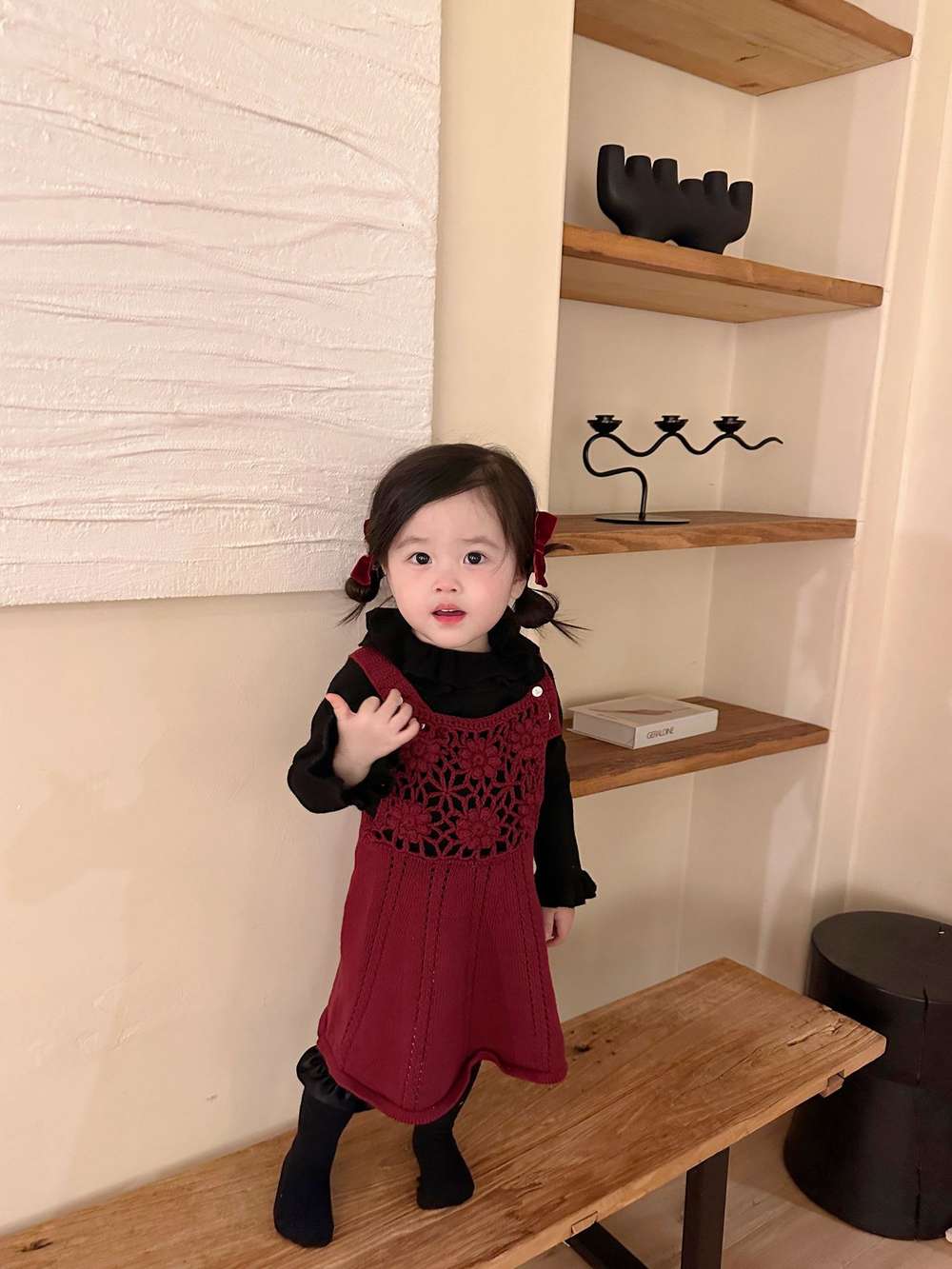 子ども用 長袖フリルネックニット:黒の長袖+ボルドーのフリル前身頃