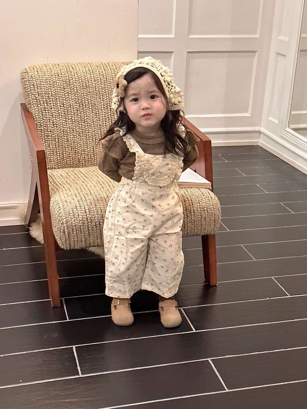 小花柄サロペットパンツの女の子用アイテム、総柄とフリルビブ