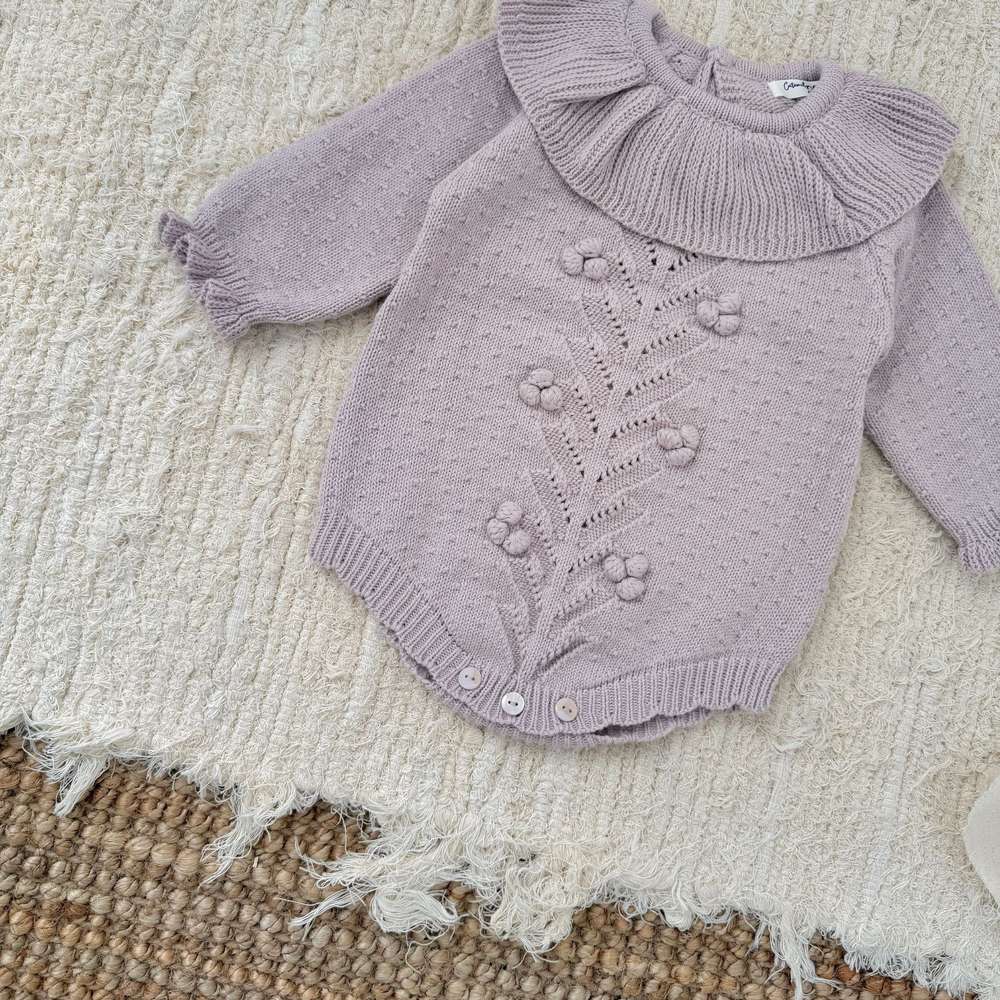 ラベンダー色ニットロンパース、フリル襟付きフロント刺繍と裾ボタン