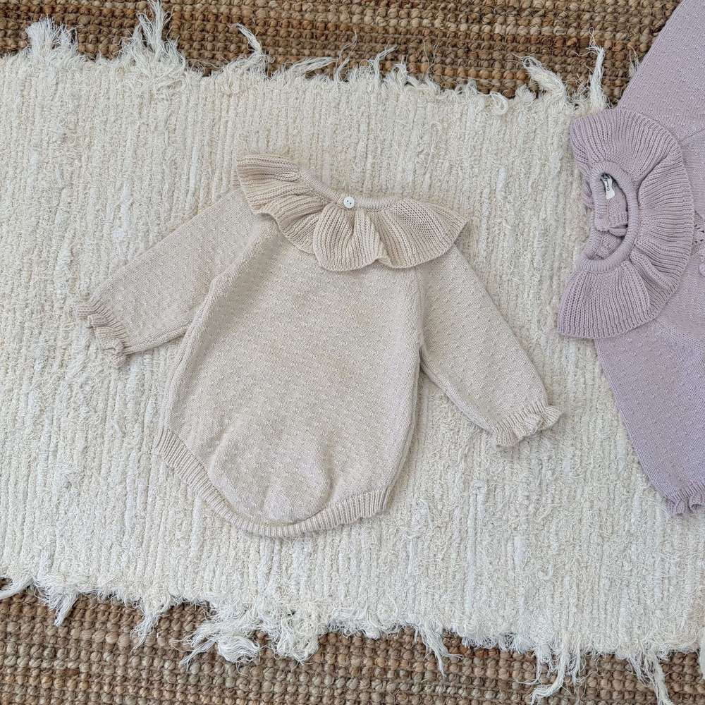 長袖ニットロンパース(オフホワイト)ラッフル襟とフリル、花柄風刺繍のボディスーツ