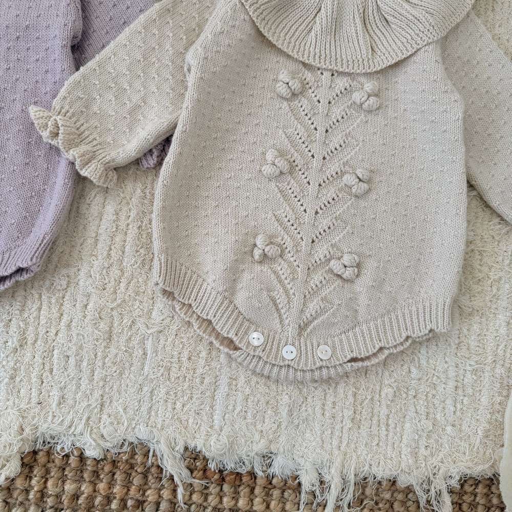 長袖ニットロンパース(オフホワイト)花柄風刺繍とボタン付き股部分