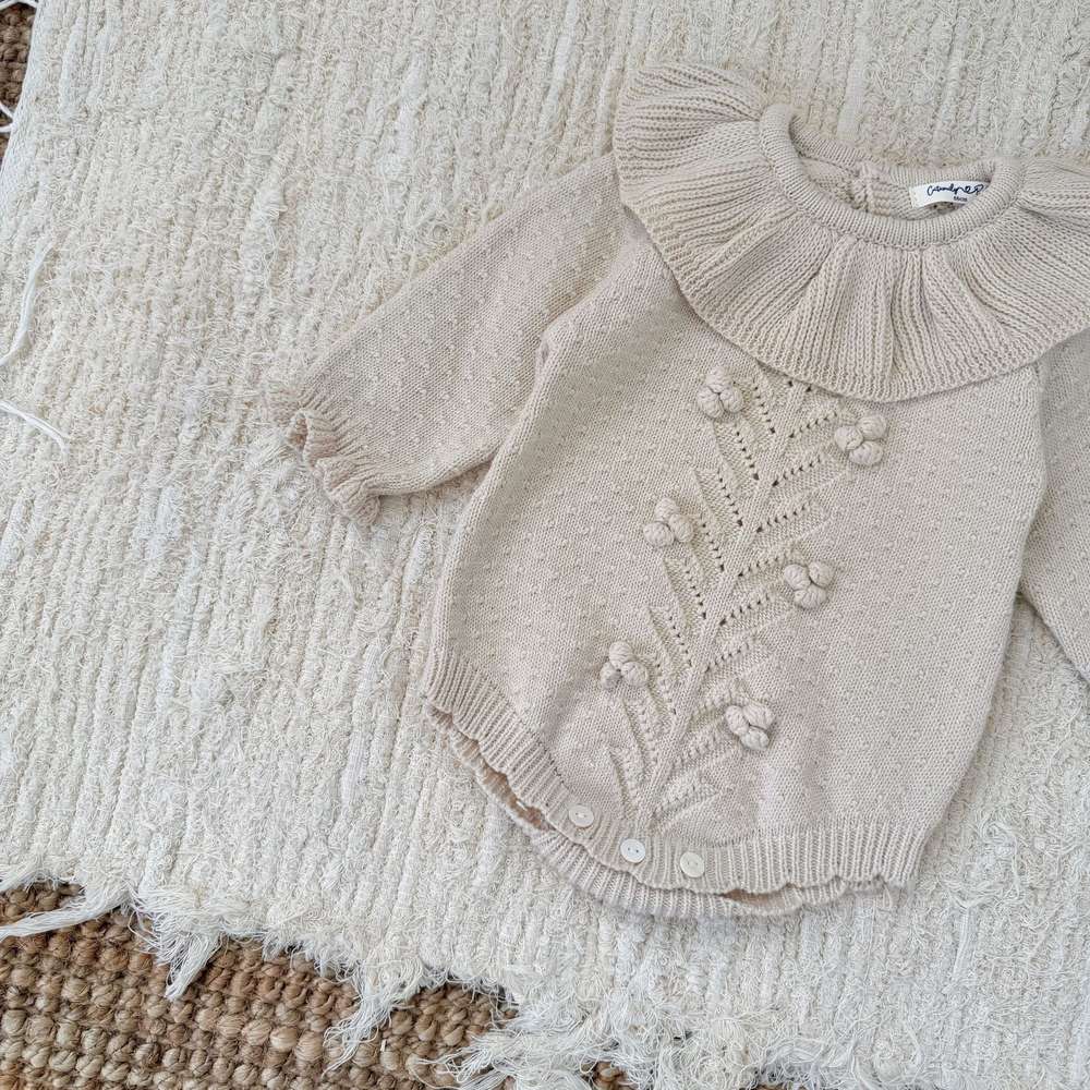 長袖ニットロンパース(オフホワイト)ラッフル襟、花柄風の立体刺繍デザイン