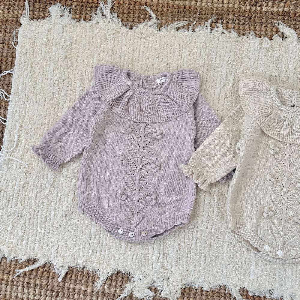 長袖ニットロンパース(ラベンダー)ラッフル襟とフリル、中央の花柄風刺繍