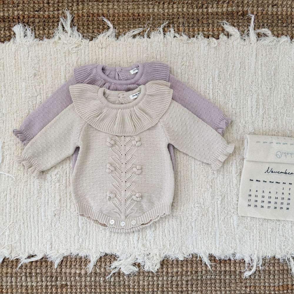 長袖ニットロンパース(オフホワイト&ラベンダー)ラッフル襟、花柄風刺繍
