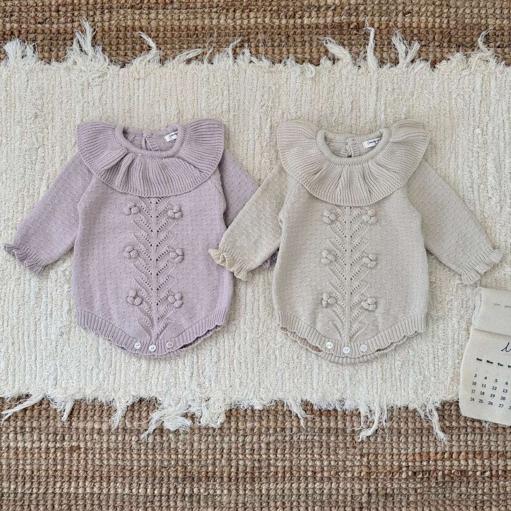 長袖ニットロンパース2点セット(ラベンダー・オフホワイト)ラッフル襟、花柄風刺繍