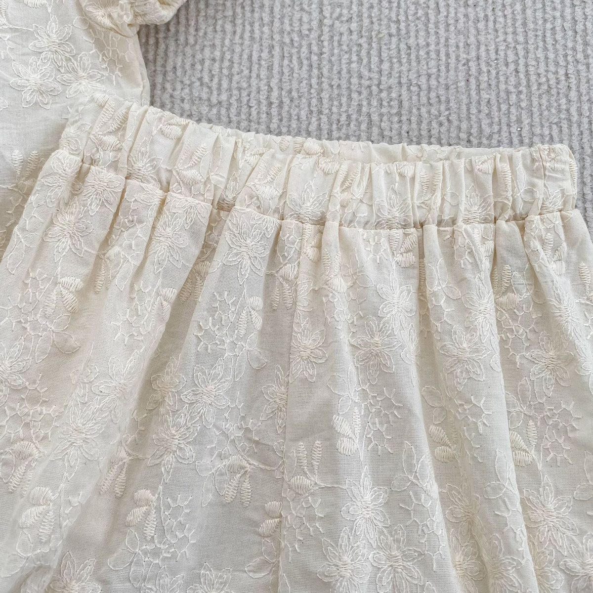 アイボリー花柄刺繍のギャザーショートパンツ