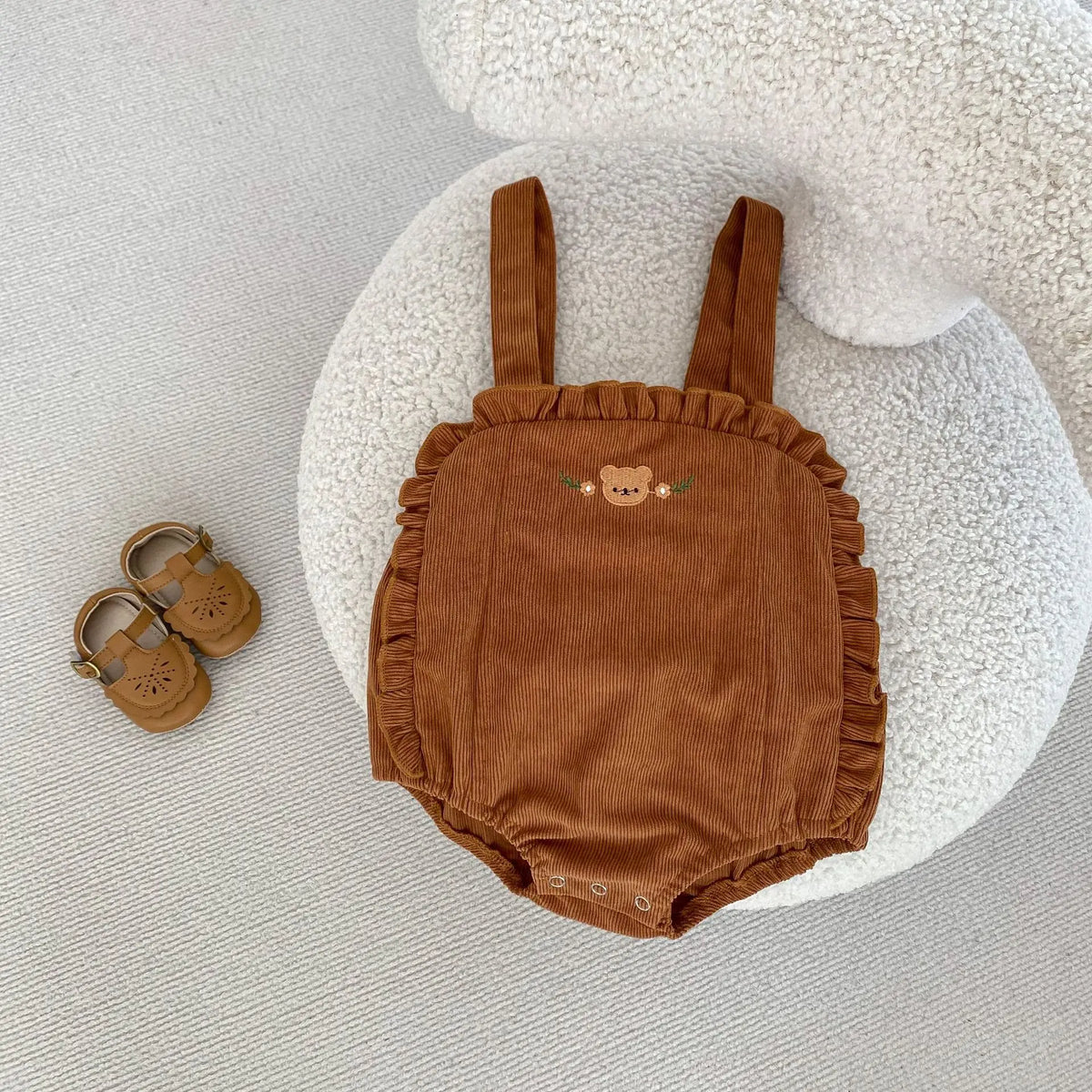 茶色のサスペンダーブルマー、フリルとくま刺繍