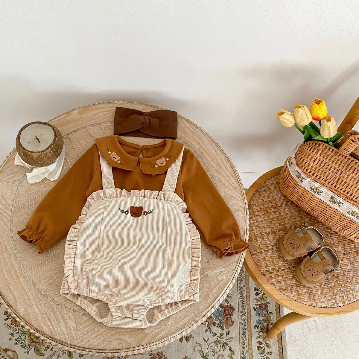 ベビーセットアップ:ブラウン長袖ブラウス+白サスペンダーブルマー、くま刺繍