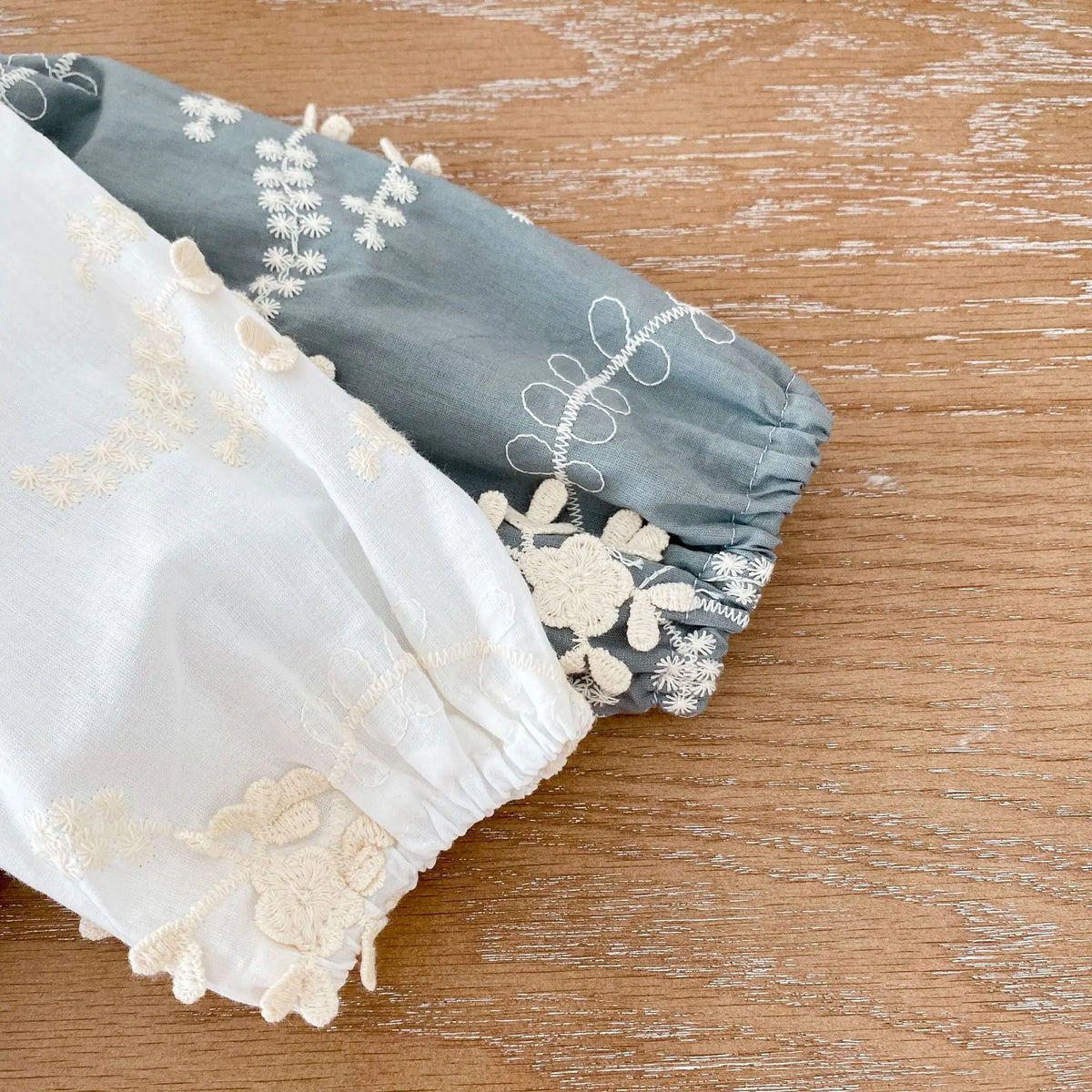 グレー長袖ワンピース袖口の花刺繍とレース風模様