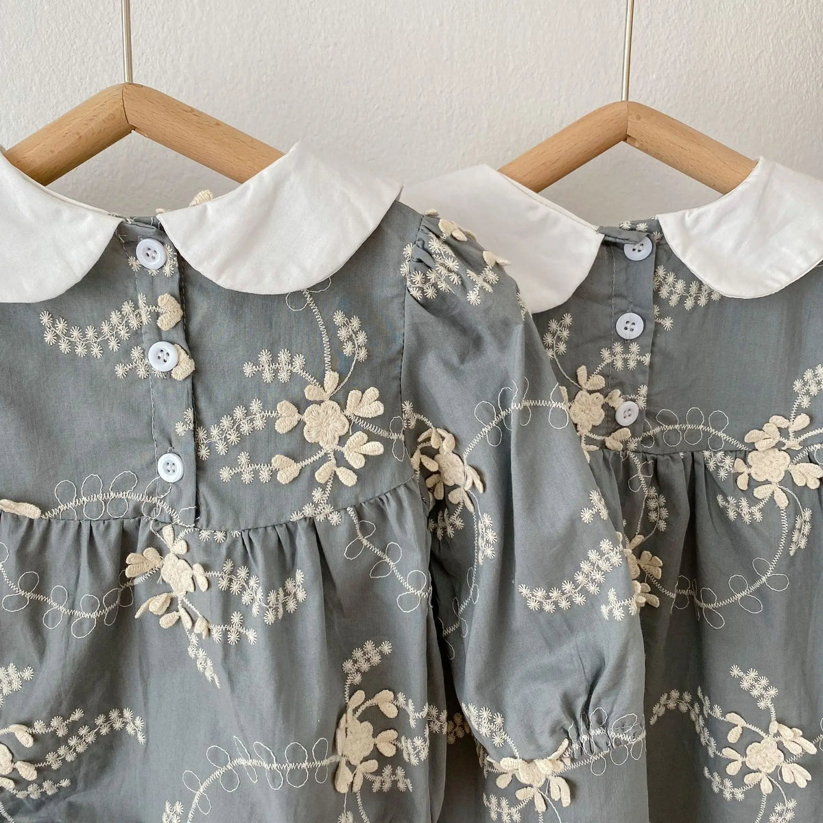 グレー長袖ワンピース、丸襟とボタン留め、花刺繍の総柄