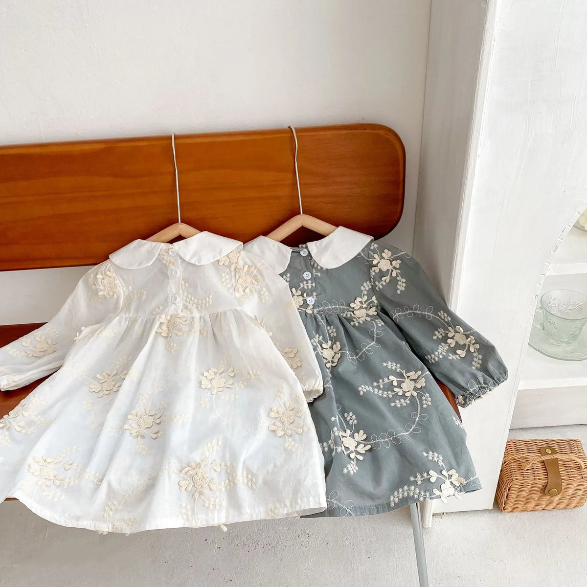 キッズ用グレー長袖丸襟ワンピース、花刺繍の総柄