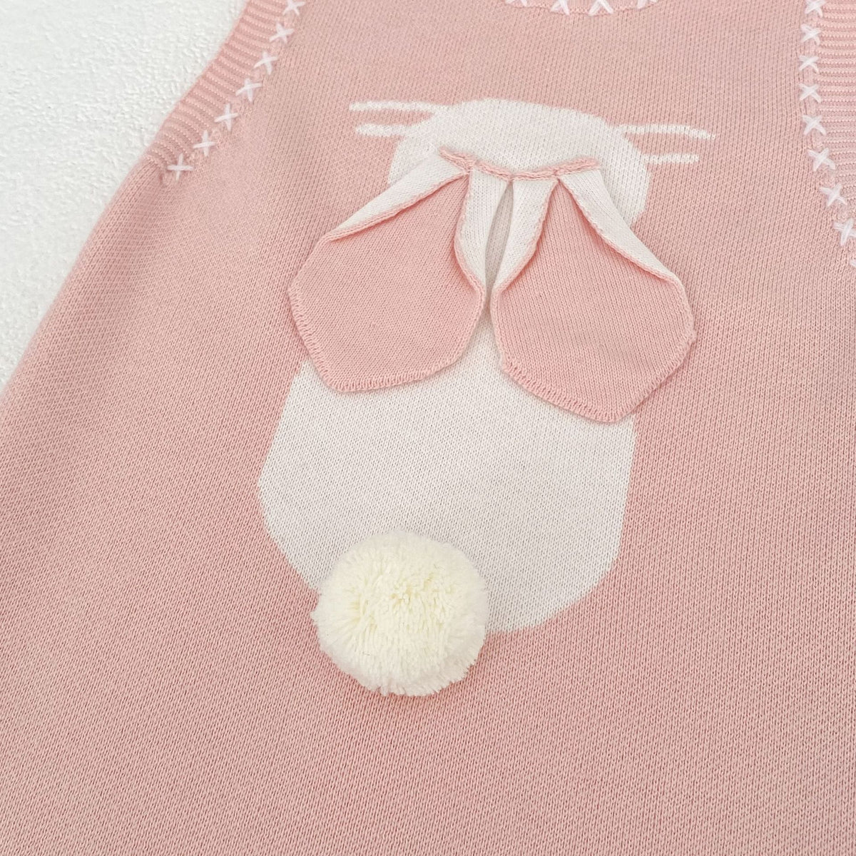 ピンクニットのうさぎアップリケと白いポンポン