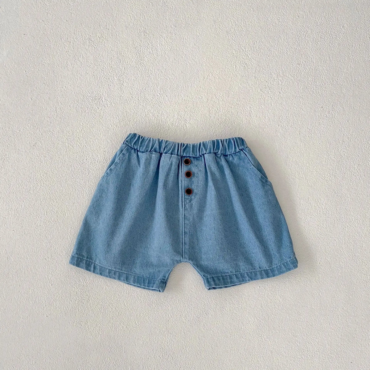 キッズ用デニムショートパンツ、前開きボタンとギャザー入りウエスト