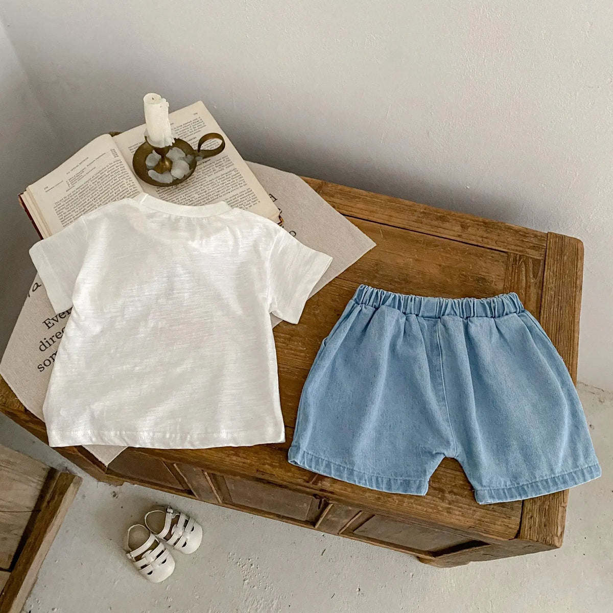 キッズ用デニムショートパンツ、ボタン付き前立てとゴムウエスト