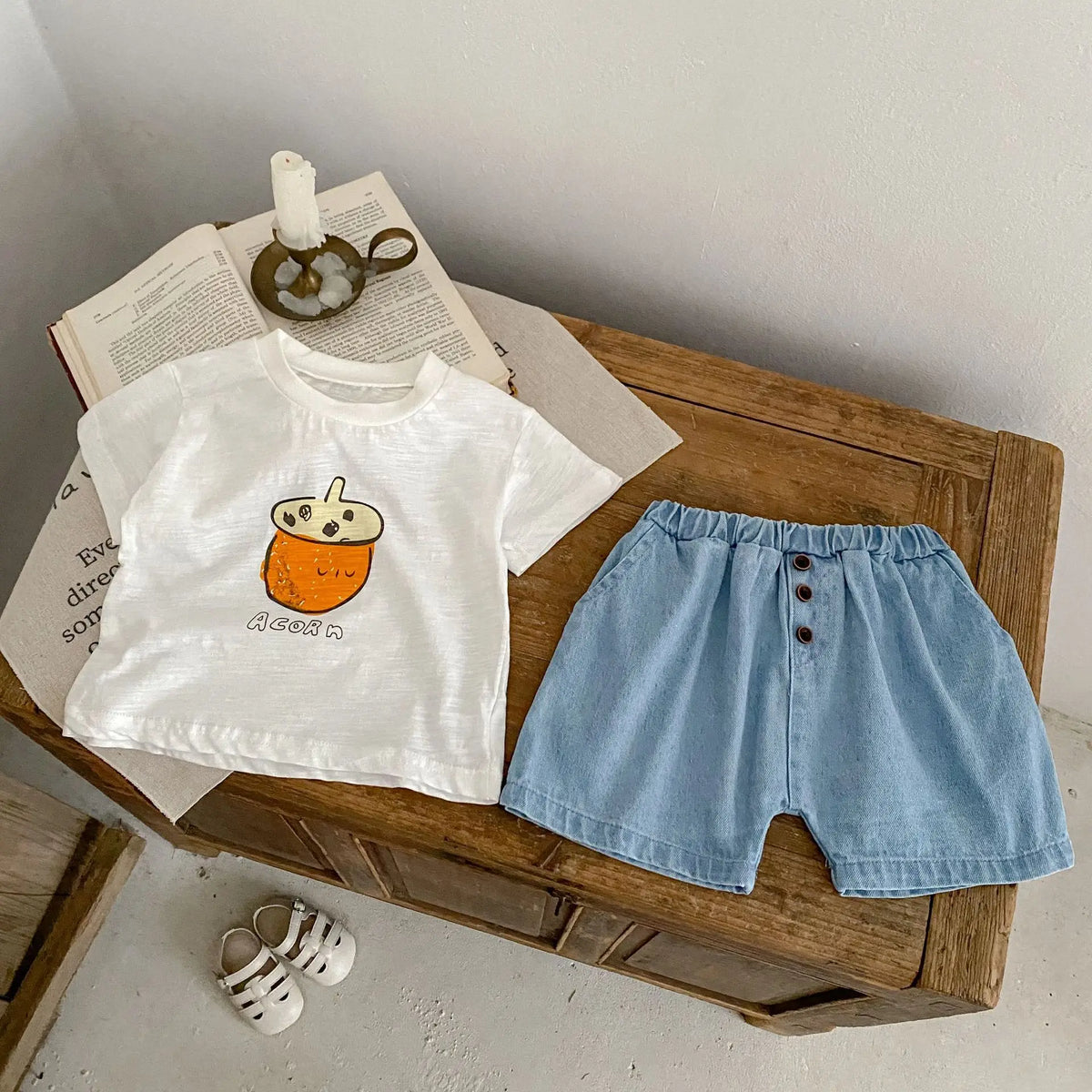 キッズ用デニムショートパンツ、前ボタンとゴムウエストのライトブルー