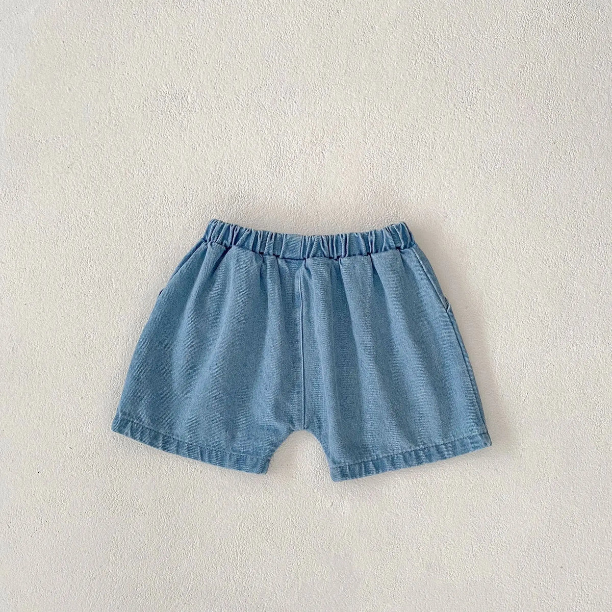 キッズ用デニムショートパンツ、フロントボタン付きゴムウエスト