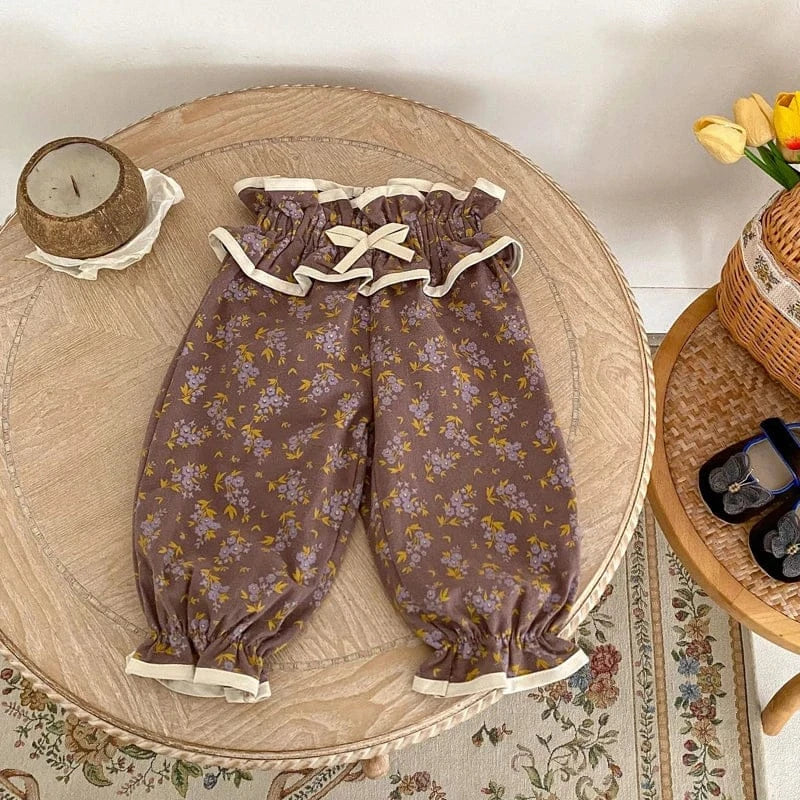ブラウンの花柄パフパンツ、フリル付きウエストと白い紐