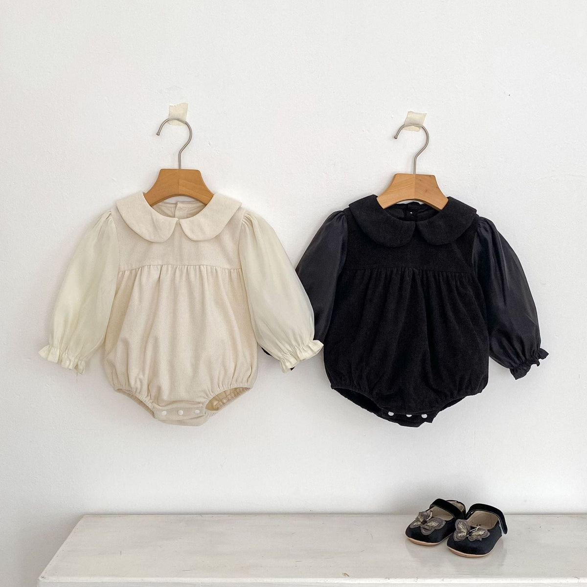 生成りと黒の丸襟長袖ロンパース、2色セット