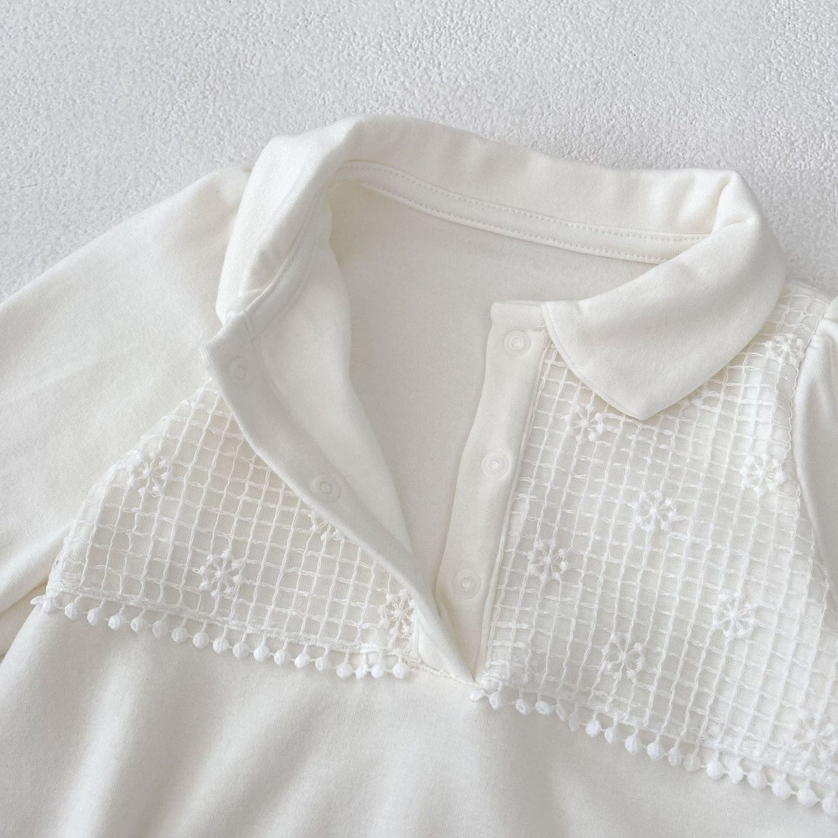 クリームホワイト長袖ロンパース、前開きと格子刺繍切り替え(袖口ギャザー)