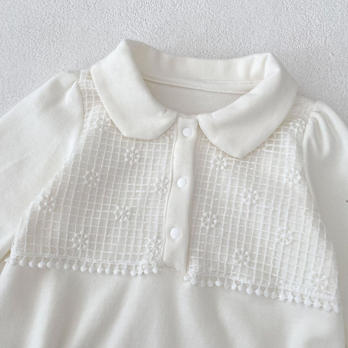 クリームホワイト襟付き長袖ロンパース、格子刺繍切り替えと前ボタン