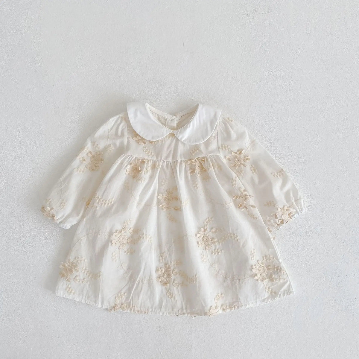 キッズ用オフホワイト長袖ワンピース、丸襟と花刺繍のふんわりシルエット