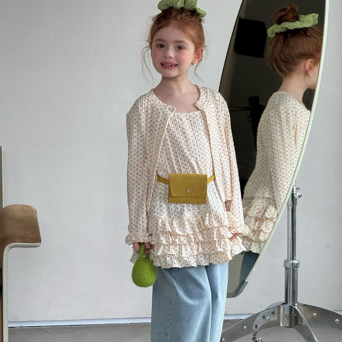 小花柄の長袖フリルキャミソール風トップスとブルーデニムパンツのセット