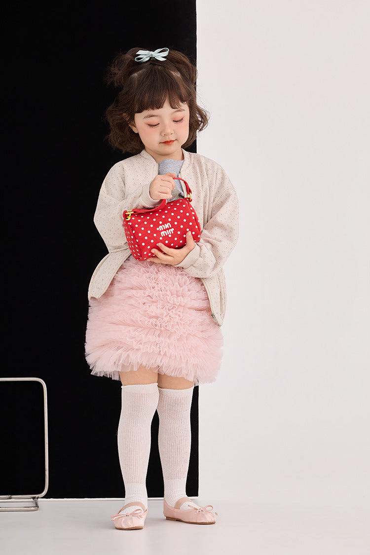 ベージュのジップアップジャケット前面、丸いネックと刺繍風イラスト