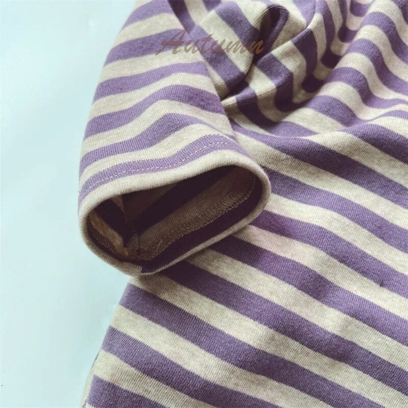 パープル系のボーダー長袖Tシャツ生地アップ(縦ストライプ)