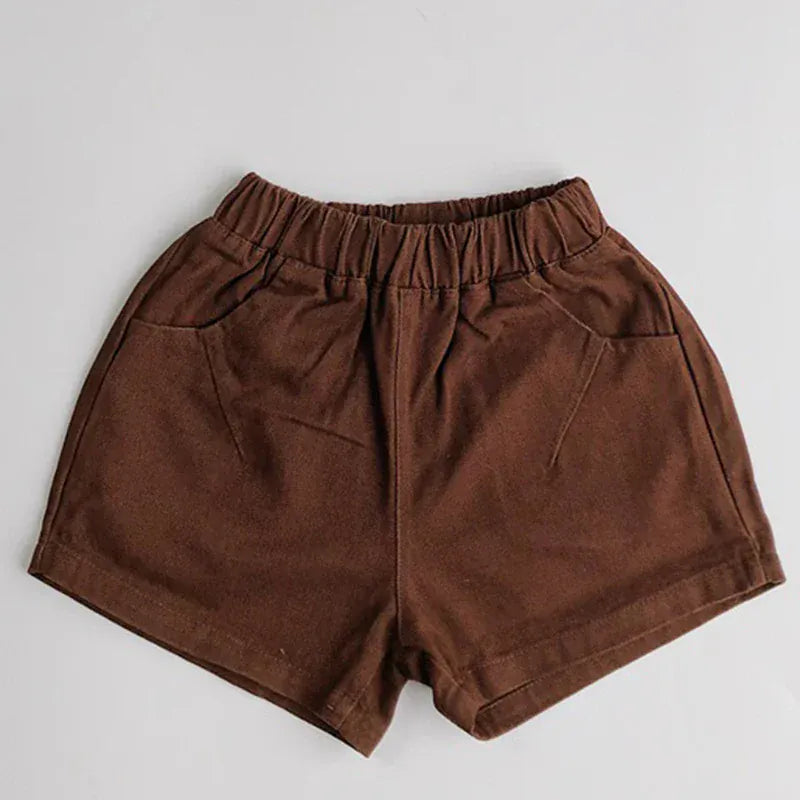 ブラウンのショートパンツ、ウエストゴムとサイドポケット付き