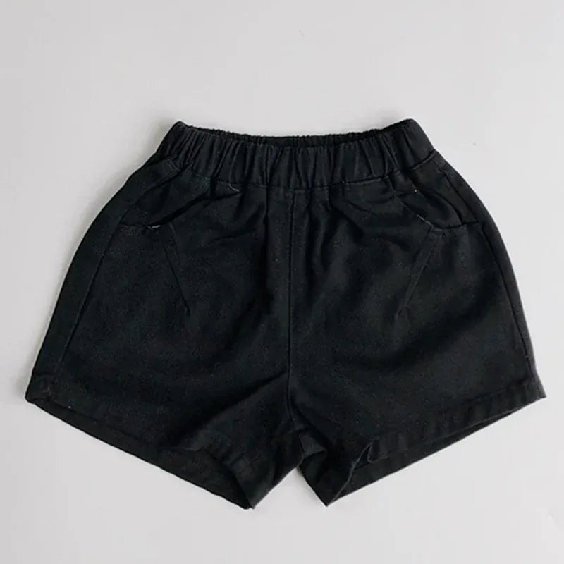 ブラックのショートパンツ、ウエストゴム、前ポケット風ステッチ