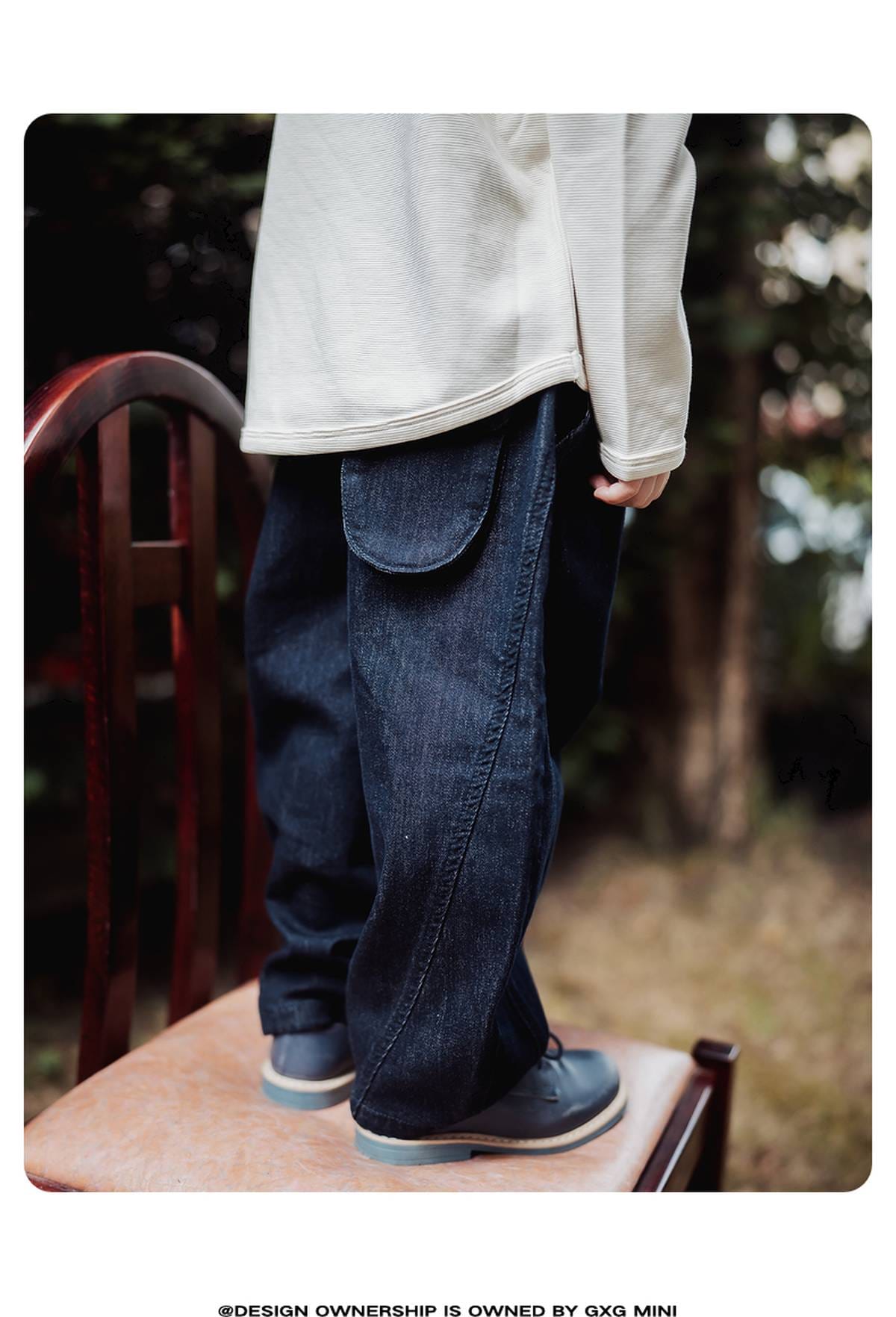 デニムのロングパンツ、背面フラップポケット付きのゆったりシルエット