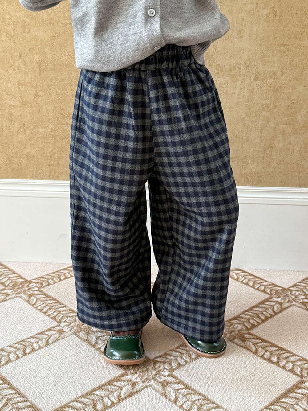 チェック柄のロングパンツ(ストレート)、ダークネイビー系で裏起毛風の表情