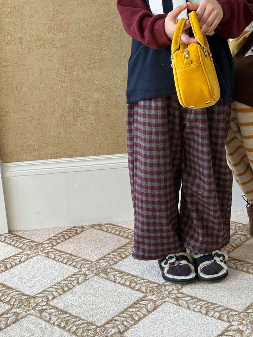 ネイビー×赤チェック柄のストレートロングパンツ、裾とロールの見え方
