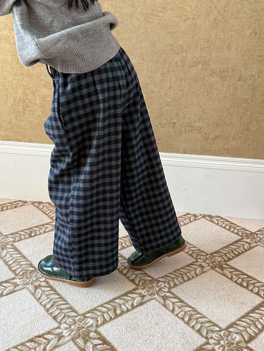 裏起毛のチェック柄ストレートロングパンツ(ネイビー)