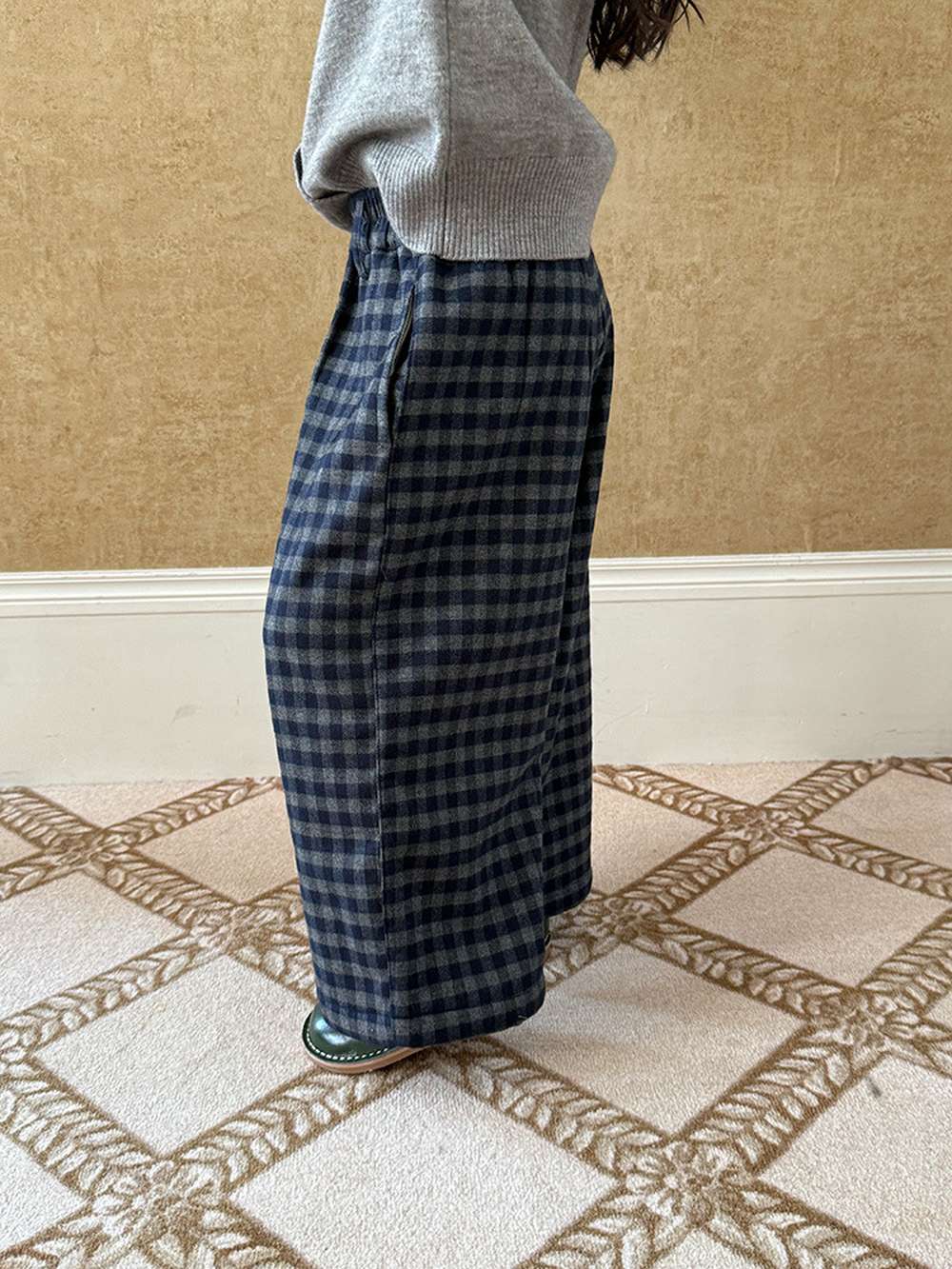裏起毛のチェック柄ストレートロングパンツ(ネイビー)後ろ姿