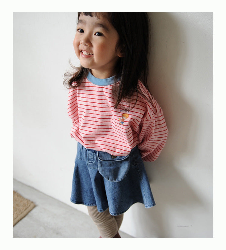 赤×白ボーダー長袖Tシャツ、ミント色の丸衿と袖口。胸の小さな図柄、子ども着用