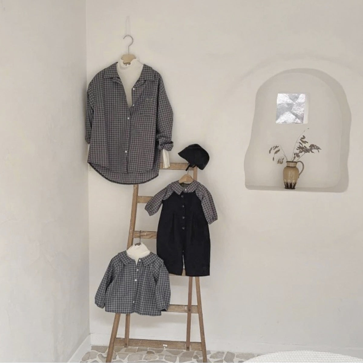 ベビー服一式:チェックのシャツ風トップとサロペット風ロンパース、ハット付き