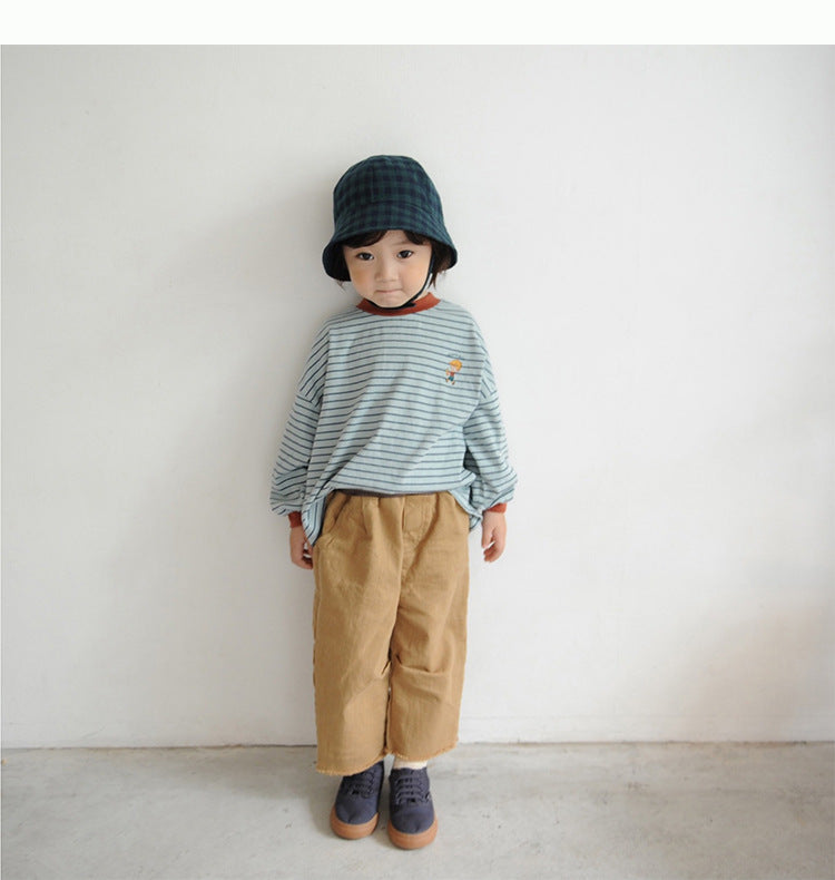 青と白の細ボーダー長袖Tシャツ、胸に小さな刺繍