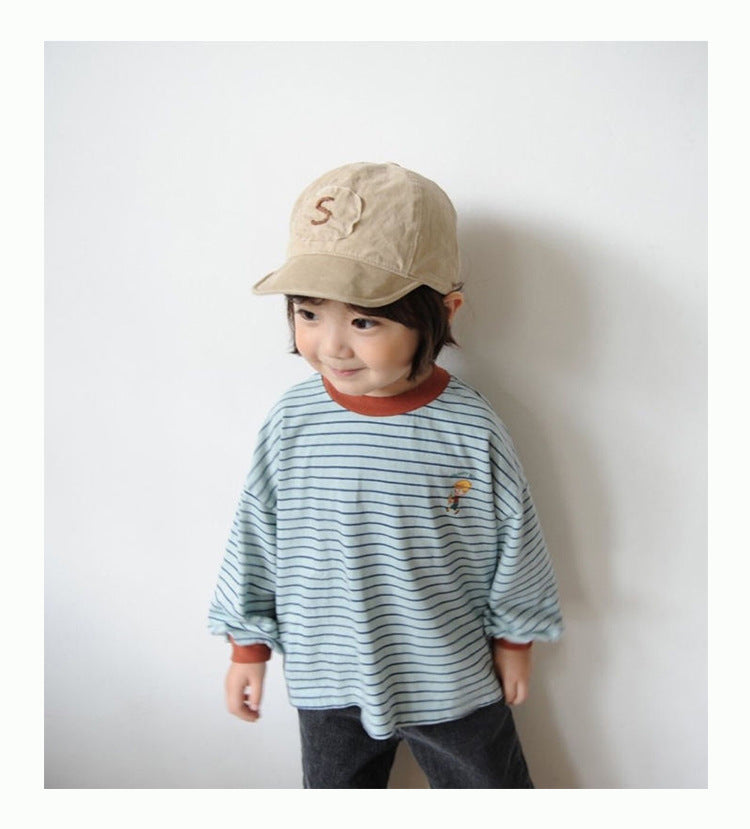 青と白の細ボーダー長袖Tシャツ、橙の首リブと小さな刺繍