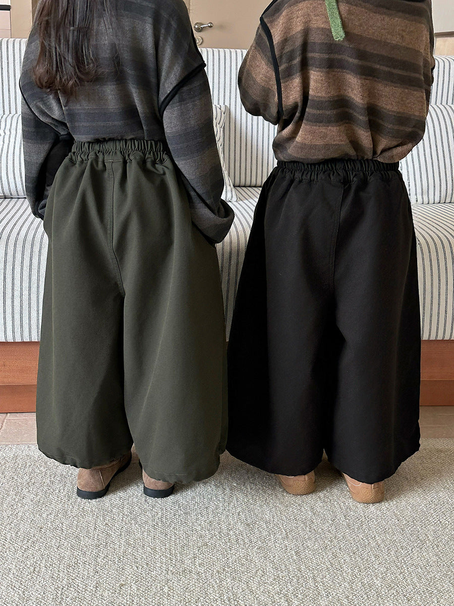 キッズ用ワイドパンツ、黒と深緑の背面、ゴムウエストとゆったり裾