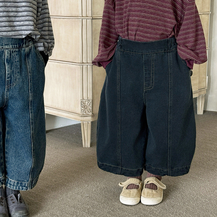キッズデニムワイドパンツ、ダークブルーのクロップド丈、フロント縦ステッチ