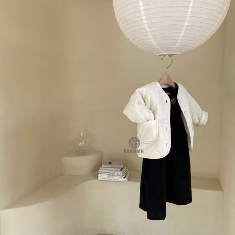 白い花柄刺繍入り中綿ジャケット、フラップポケットと丸みのある袖
