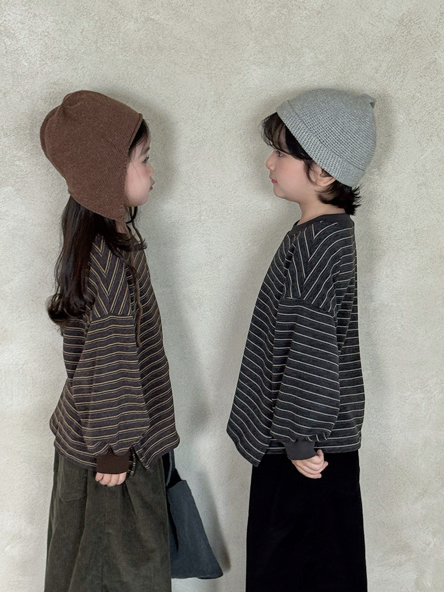 キッズ用ボーダー長袖クルーネックTシャツ(ブラウン系)後ろ向きシルエット