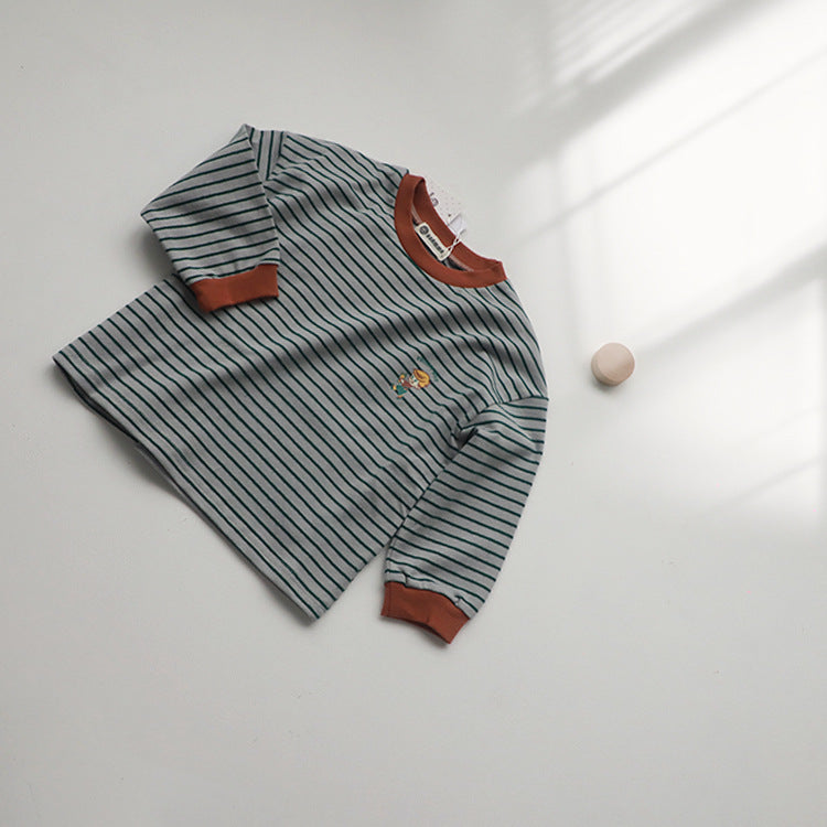 青と白の細ボーダー長袖Tシャツ、橙の首元・袖口と胸のワッペン