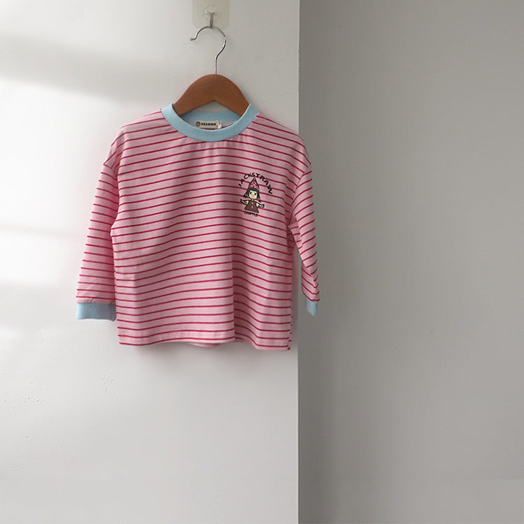 赤い細ボーダーの長袖Tシャツ、丸首と胸のキャラクタープリント付き