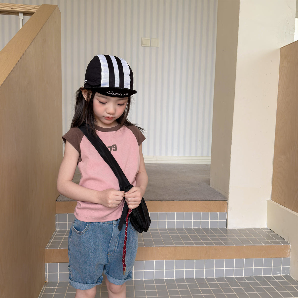 ピンクのラグランTシャツ(茶色切替)、前面「79」プリント、半袖